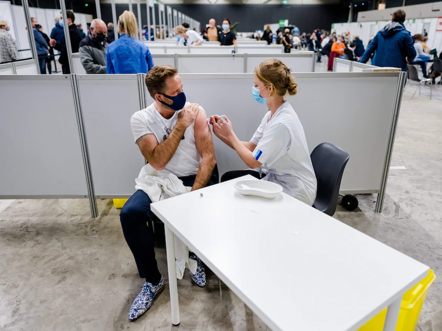 هولندا تقترح 6 جرعات من لقاح كورونا.. ودواء "فايزر" يصل إسرائيل