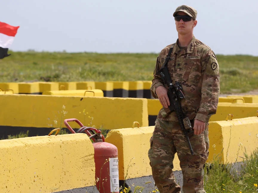 جندي أميركي في قاعدة القيارة الجوية بالعراق 26 مارس 2020 - AFP