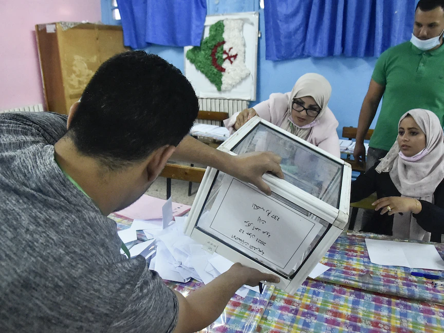 جانب من فرز أصوات الناخبين في الانتخابات التشريعية بالجزائر في مركز اقتراع على أطراف العاصمة - 12 يونيو 2021 - AFP