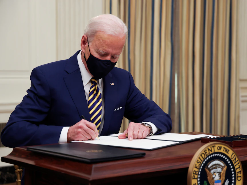 الرئيس الأميركي جو بايدن يوقع أحد الأوامر التنفيذية بعد توليه السلطة رسمياً، 22 يناير 2021 - REUTERS