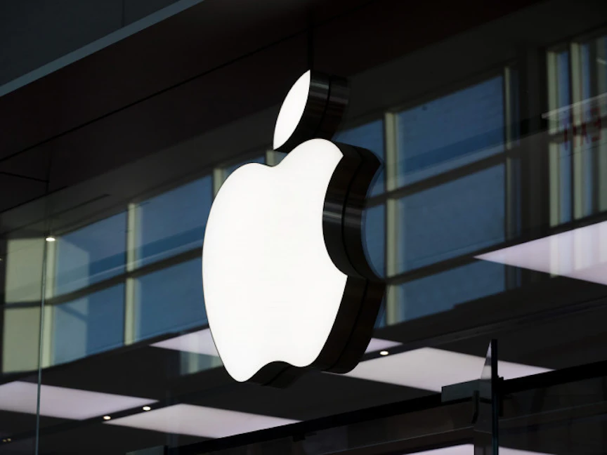شعار شركة أبل في واجهة أحد متاجرها - Bloomberg