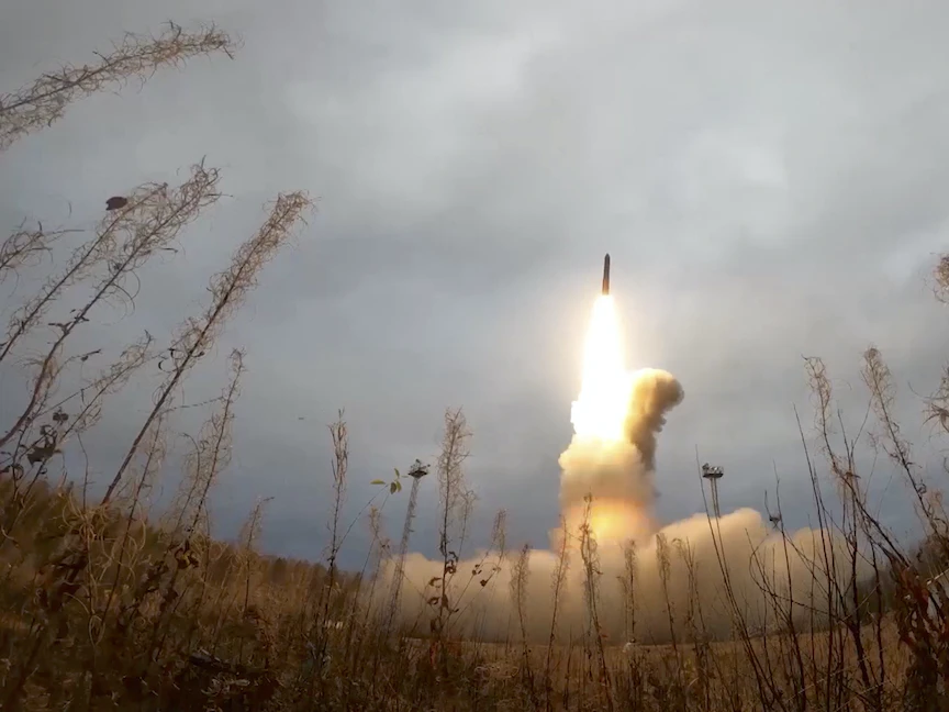 صاروخ باليستي عابر للقارات أطلق خلال تدريبات القوات النووية الاستراتيجية الروسية في قاعدة بليسيتسك الفضائية. روسيا، 26 أكتوبر 2022 - REUTERS