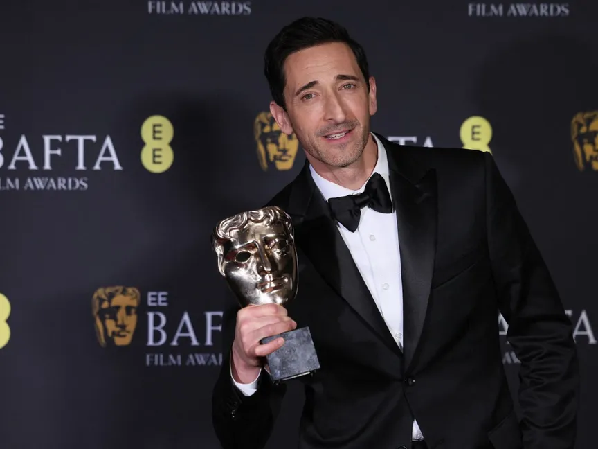 أدريان برودي مع جائزة أفضل ممثل رئيسي عن فيلم The Brutalist خلال حفل توزيع جوائز الأكاديمية البريطانية للسينما والتلفزيون BAFTA، في قاعة المهرجانات الملكية في مركز ساوث بانك، لندن، بريطانيا، 16 فبراير 2025. - REUTERS