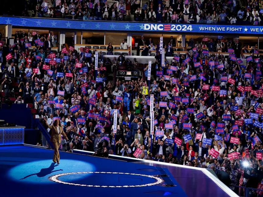 نائبة الرئيس الأميركي كامالا هاريس والمرشحة الديمقراطية لانتخابات الرئاسة خلال ظهورها على منصة المؤتمر الوطني للحزب الديمقراطي في شيكاجو. 19 أغسطس 2024 - REUTERS