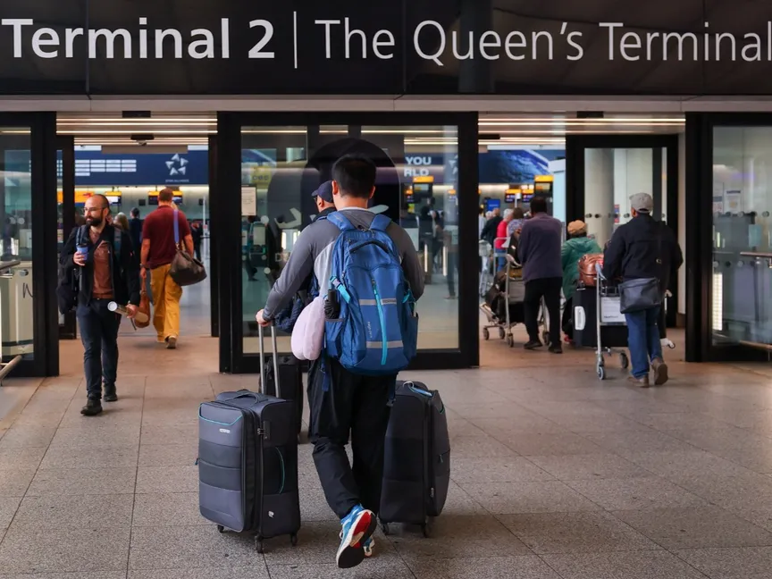 قرار بريطاني بشأن دخول مزدوجي الجنسية إلى البلاد اعتباراً من 25 فبراير