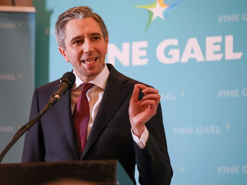 زعيم حزب فاين جايل الجديد سيمون هاريس يتحدث في مؤتمر في أثلون، إيرلندا، 24 مارس 2024. - AFP