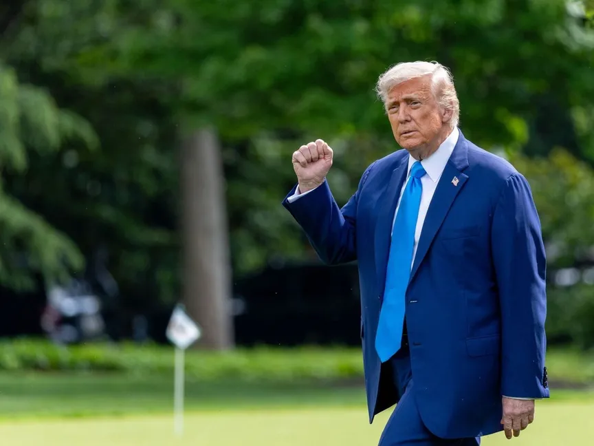 الرئيس الأميركي دونالد ترمب يسير في الحديقة الجنوبية للبيت الأبيض قبل صعوده على متن المروحية الرئاسية "مارين وان" في واشنطن العاصمة، الولايات المتحدة. 6 يونيو 2025 - Bloomberg