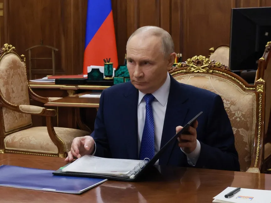 بوتين يتصل بنتنياهو وبيزشكيان لبحث تطورات إيران ويعرض وساطة موسكو