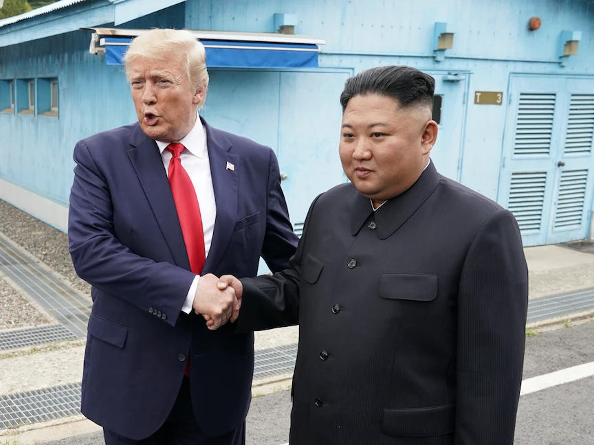 الرئيس الأميركي السابق دونالد ترمب وزعيم كوريا الشمالية كيم جونج أون، في المنطقة المنزوعة السلاح التي تفصل الكوريتين- 30 يونيو 2019 - REUTERS
