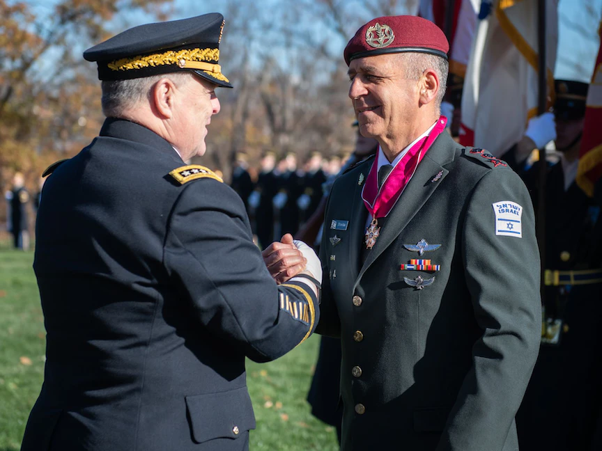 رئيس أركان الجيش الإسرائيلي أفيف كوخافي يلتقي نظيره الأميركي مارك ميلي في واشنطن. 21 نوفمبر 2022 - Twitter/AvichayAdraee