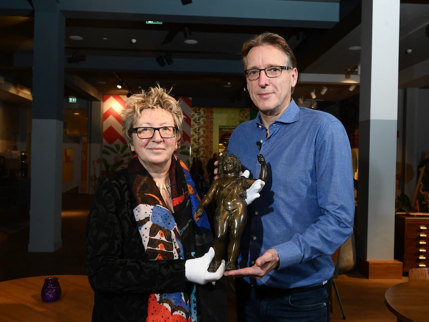 المحقق الفني الهولندي آرثر براندالملقب بـ"إنديانا جونز عالم الفن" يسلم التمثال الروماني لمديرة المتحف الفرنسي. - AFP