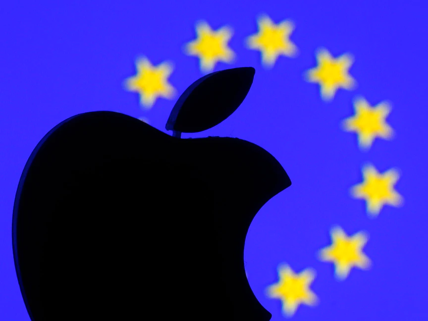 شعار أبل أمام علم الاتحاد الأوروبي. - REUTERS