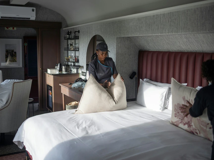 أثناء تجهيز إحدى غرف الفنادق