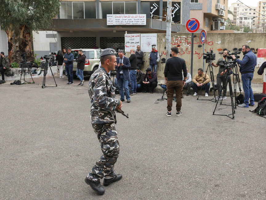 عسكري وصحافيون أمام قصر العدل في بيروت الذي يستضيف جلسات الاستماع إلى حاكم المصرف المركزي رياض سلامة. 17 مارس 2023 - REUTERS