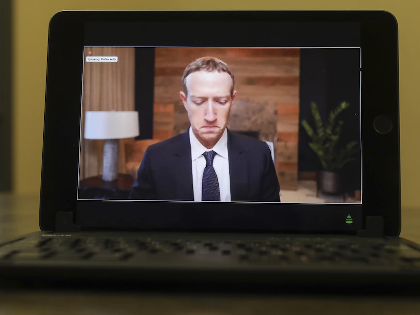 الرئيس التنفيذي لفيسبوك مارك زوكربيرغ يدلي بإفادته عبر الفيديو بشأن أحداث الكابيتول أمام لجنة بمجلس النواب الأميركي، 25 مارس 2021 - Bloomberg