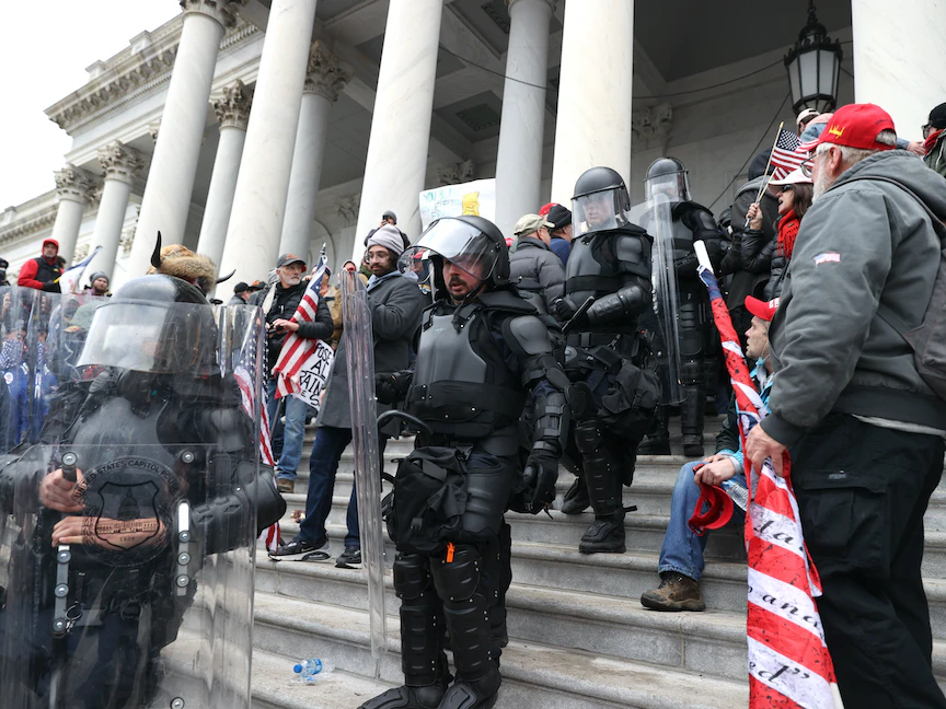 جانب من اقتحام متظاهرين مؤيدين للرئيس ترمب لمبنى الكونغرس - 6 يناير 2021 - AFP