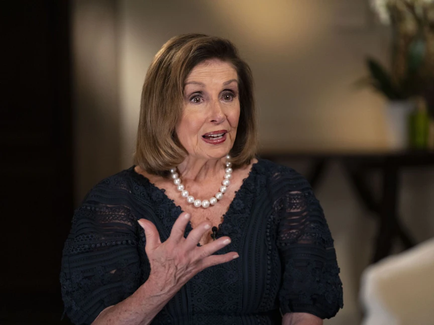 رئيسة مجلس النواب الأميركي السابقة نانسي بيلوسي خلال مقابلة مع تلفزيون "بلومبرغ" في البندقية إيطاليا. 31 أغسطس 2023 - Bloomberg