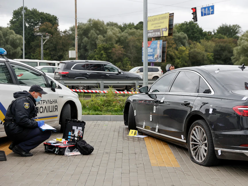 محقق يفحص ثقوب الرصاص في سيارة سيرهي شيفير المساعد الرئيسي للرئيس الأوكراني فولوديمير زيلينسكي. أوكرانيا - 22 سبتمبر 2021 - REUTERS