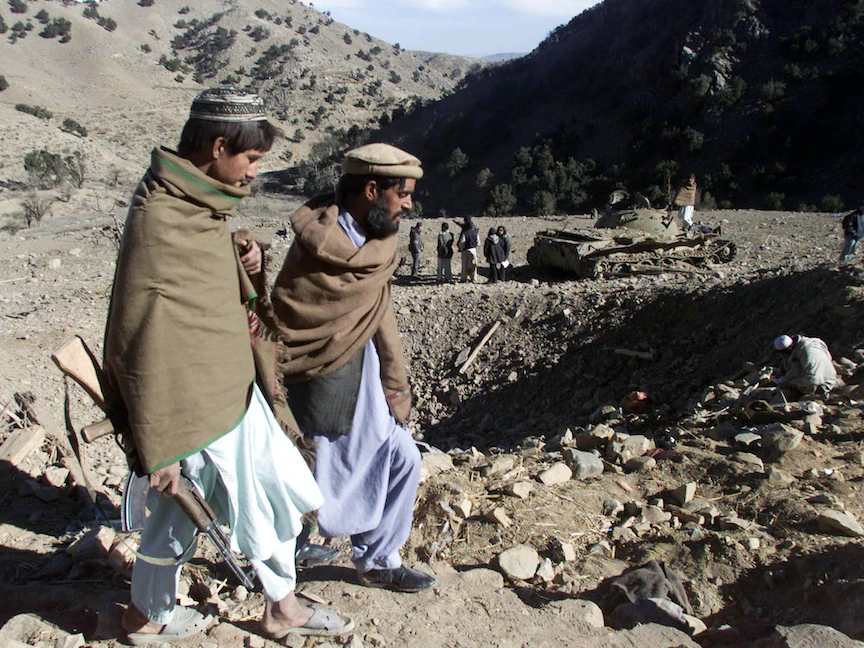 معسكر لتنظيم القاعدة في تورا بورا في أفغانستان بعد قصفه من قبل القوات الأميركية، 18 ديسمبر 2001. - REUTERS