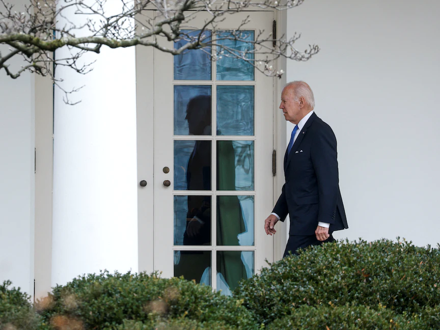 الرئيس الأميركي جو بايدن يسير إلى المكتب البيضاوي بالبيت الأبيض. 23 يناير 2023 - REUTERS