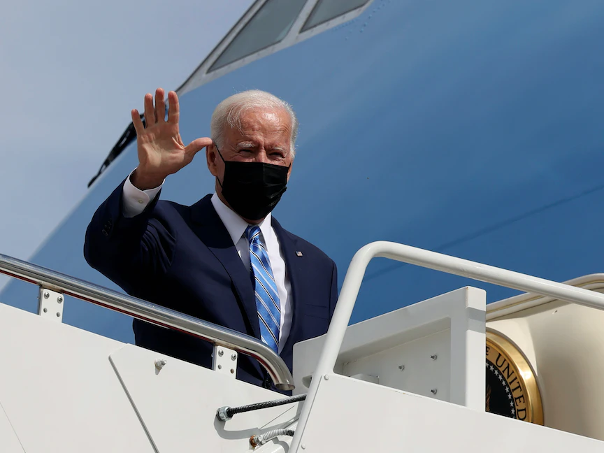 الرئيس الأميركي جو بايدن يستقل طائرة الرئاسة لمغادرة قاعدة أندروز المشتركة في ماريلاند، الولايات المتحدة، 7 أكتوبر 2021 - REUTERS