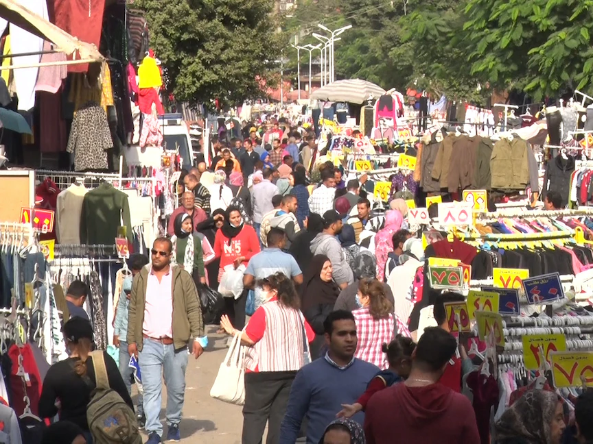 منظر عام لاكتظاظ في أحد الأسواق الشعبية وسط العاصمة المصرية القاهرة - الشرق