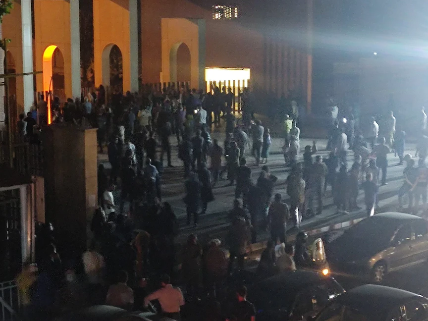 محتجون أمام جامعة شريف في العاصمة الإيرانية طهران. 2 أكتوبر 2022 - Twitter/@farbodmah