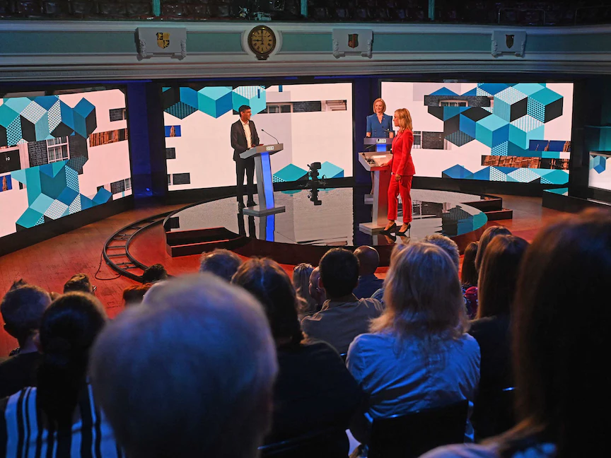 جانب من مناظرة وزير المالية البريطاني السابق ريشي سوناك ووزيرة الخارجية ليز تروس لخلافة بوريس جونسون على رئاسة وزراء بريطانيا- 25 يوليو 2022 - AFP