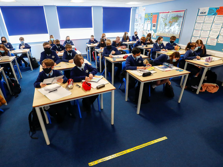 طلاب يحضرون درساً في مدرسة ويفرهام الثانوية في بريطانيا - 9 مارس 2021 - REUTERS