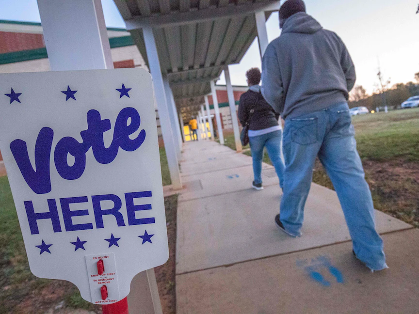 ناخبون في ولاية نورث كارولينا بعد فترة وجيزة من افتتاح صناديق الاقتراع. - AFP