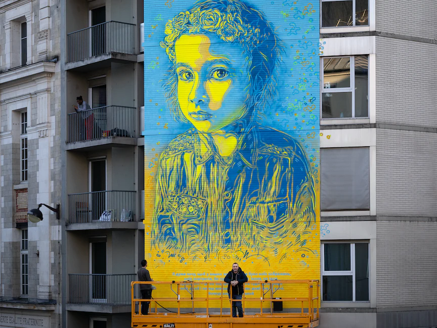 جدارية للفنان الفرنسي المعروف باسم C215 ، تصور طفلاً أوكرانياً - AFP