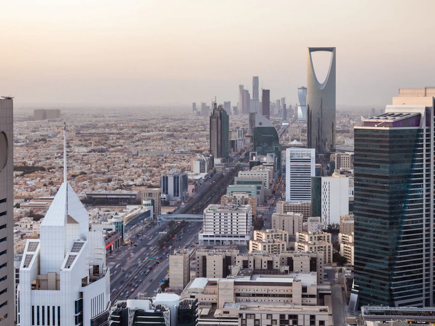 صورة جوية يظهر فيها شارع الملك فهد في مدينة الرياض وعلى جانبيه أبراج الأعمال السعودية - Getty Images