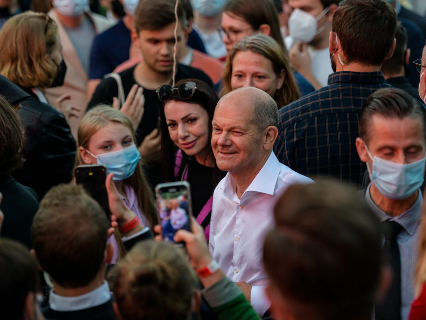 مرشح "الحزب الاشتراكي الديمقراطي" أولاف شولتز يقف لالتقاط صورة خلال حدث انتخابي في لايبزيج - ألمانيا - 5 سبتمبر 2021 - REUTERS