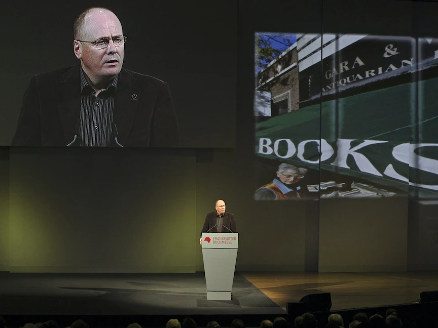 الكاتب الأيسلندي أرنالدور أندريداسون يلقي كلمة خلال حفل افتتاح معرض فرانكفورت للكتاب رقم 63 - 11 أكتوبر 2011 - REUTERS