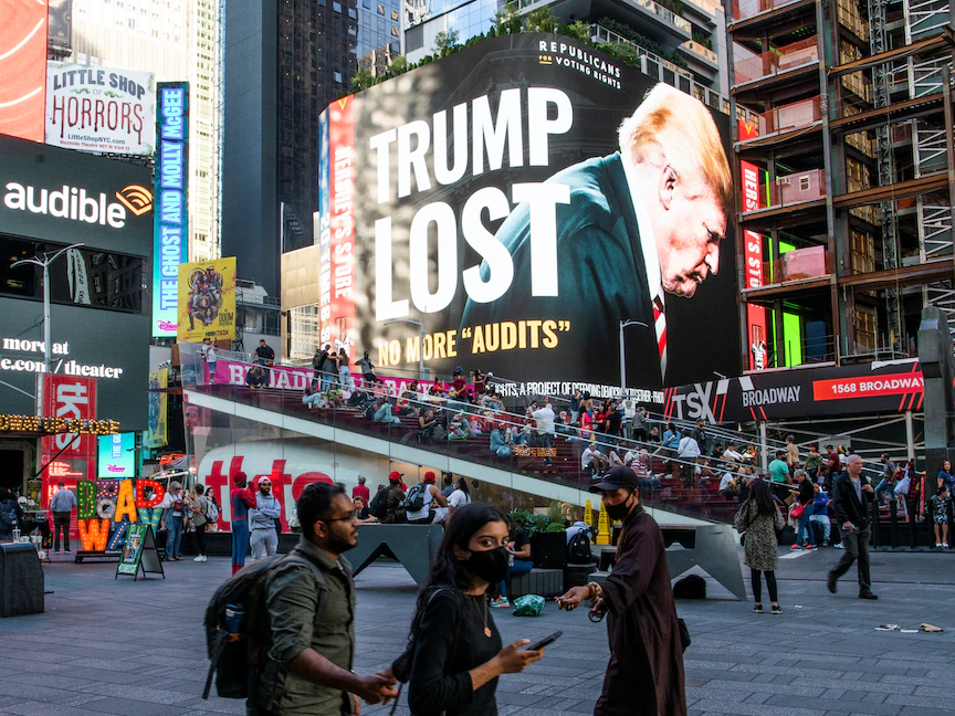 لوحة إعلانية تظهر الرئيس الأميركي السابق دونالد ترمب في ساحة تايمز سكوير وسط نيويورك - 14 أكتوبر 2021 - REUTERS