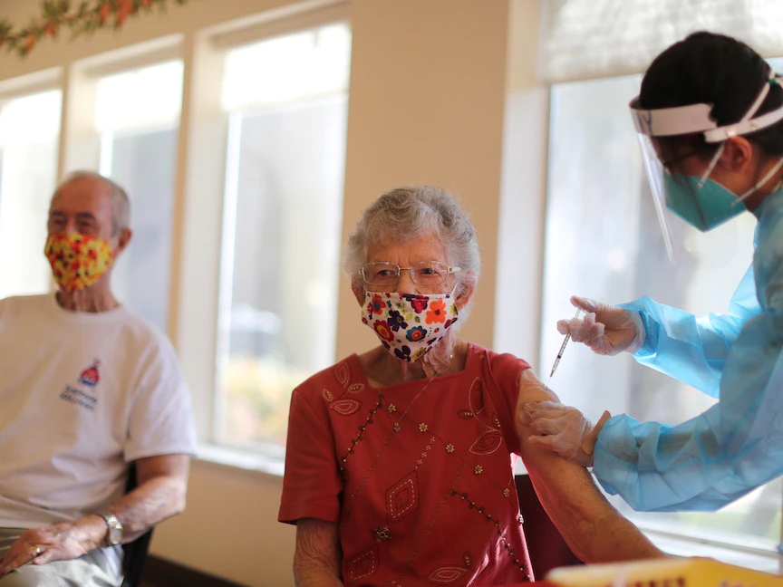 سيدة أميركية تتلقى جرعة من لقاح كورونا في مركز طبي بولاية كاليفورنيا- 15 يناير 2021 - REUTERS