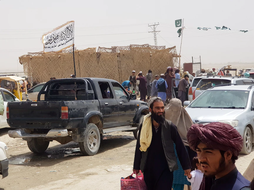 علما باكستان وطالبان عند نقطة عبور في الحدود بين افغانستان وباكستان - 17 أغسطس 2021 - REUTERS