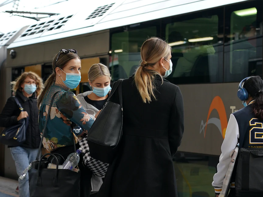 مسافرون يرتدون أقنعة الوجه الواقية في المحطة المركزية للقطار، بعد تنفيذ لوائح الصحة العامة الجديدة، حيث تكافح المدينة تفشي فيروس كورونا في سيدني. - REUTERS