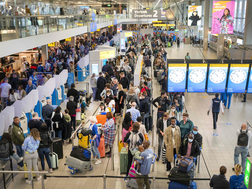 مسافرون يصطفون في طوابير طويلة أمام بوابات المغادرة في مطار سخيبول بأمستردام – 16 أكتوبر 2021 - AFP