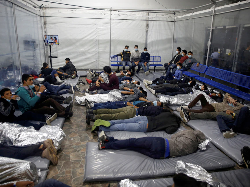 منشأة تابعة لوزارة الأمن الداخلي الأميركي لاحتجاز أطفال قُصّر في وادي ريو غراندي على الحدود الجنوبية - REUTERS