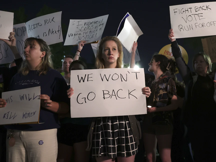 مسيرة لناشطين خارج مقر المحكمة العليا للولايات المتحدة المحكمة في واشنطن - 02 مايو 2022 - AFP