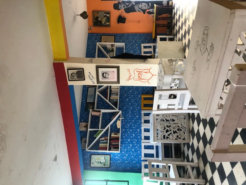 قهوة وكتاب: روائي مغربي يحوّل بيتاً عتيقاً إلى مقهى ثقافي