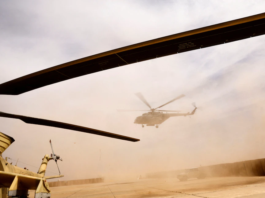 طائرة مروحية تابعة للجيش العراقي تحلق خلال عملية "الإرادة الصلبة" العسكرية ضد مسلحي تنظيم "داعش" في صحراء الأنبار. 23 أبريل 2022 - REUTERS
