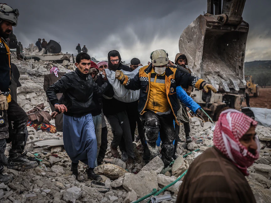 مدنيون وعمال إنقاذ في إحدى المناطق المتضررة من الزلزال بشمال سوريا. 06 فبراير 2023 - Getty Images