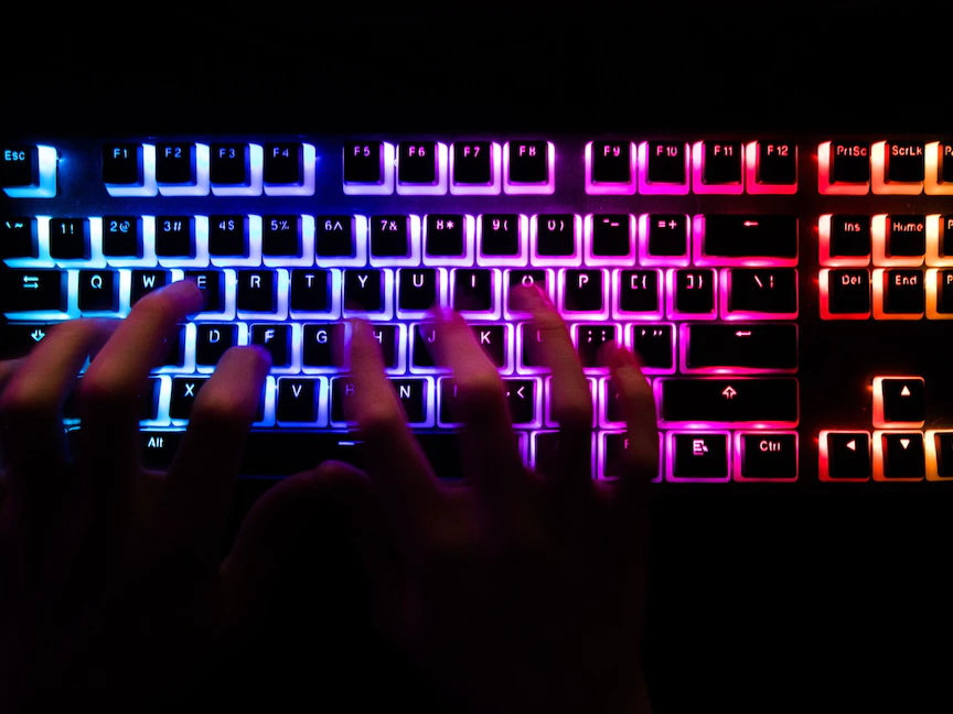 شخص يكتب على لوحة مفاتيح كمبيوتر - 18 فبراير 2021 - Bloomberg Creative