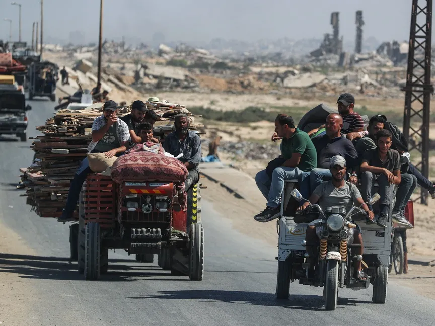 فلسطينيون نازحون من شمال غزة يتجهون جنوباً بعد أن أمرت القوات الإسرائيلية سكان مدينة غزة بالإخلاء إلى الجنوب، في وسط قطاع غزة. 13 سبتمبر 2025 - Reuters
