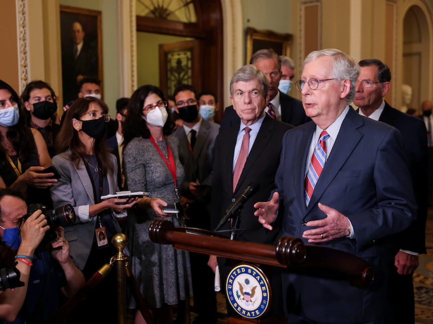 زعيم الأقلية الجمهورية في مجلس الشيوخ الأميركي ميتش ماكونيل في مبنى الكابيتول- 21 سبتمبر 2021 - REUTERS