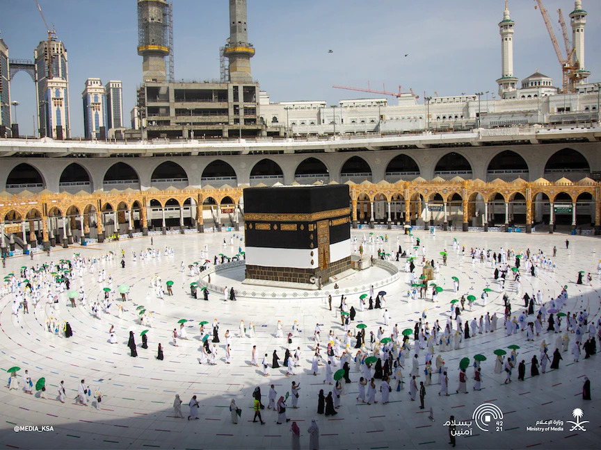 حجاج بيت الله الحرام يبدأون مناسكهم ويؤدون طواف القدوم. 17 يوليو 2021 - وزارة الإعلام السعودية