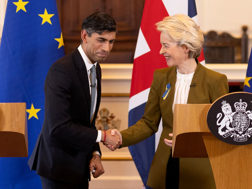 رئيسة المفوضية الأوروبية أورسولا فون دير لاين مع رئيس الوزراء البريطاني ريشي سوناك في لندن خلال مؤتمر صحافي لإعلان التوصل لاتفاق بشأن بروتوكول إيرلندا الشمالية. 27 فبراير 2023 - AFP