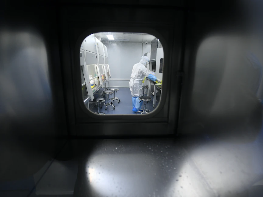 عالم يفحص عينات داخل مختبر ووهان بعد تفشي فيروس كورونا- 6 فبراير 2020 - REUTERS